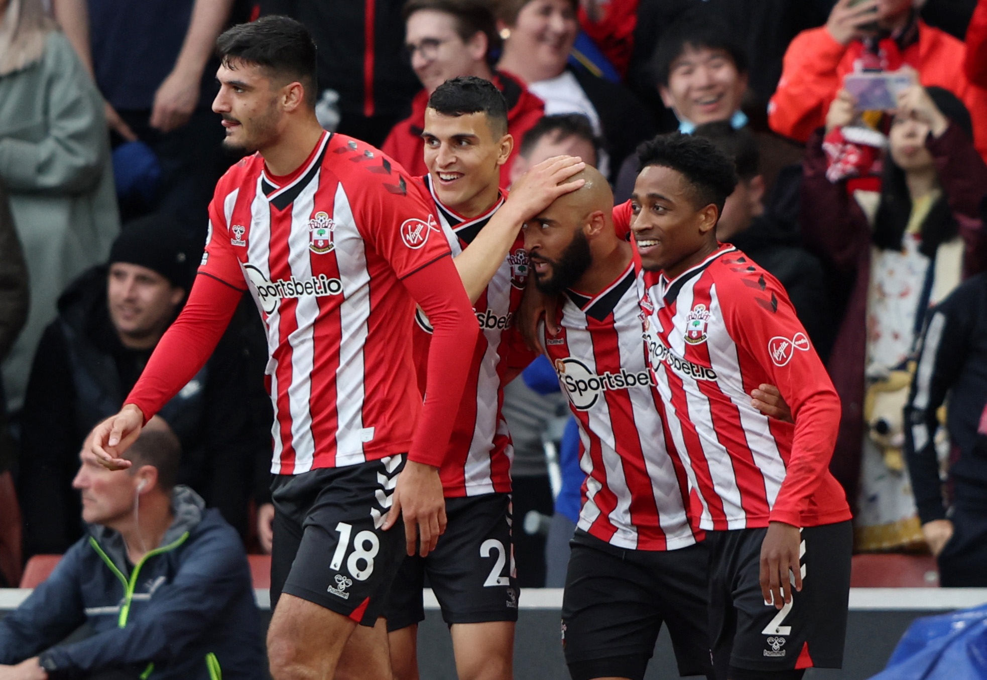 意媒：为避免球迷干扰，斯帕莱蒂决定尤文不在那不勒斯过夜（意媒：斯帕莱蒂为避球迷打扰，决定尤文不在那不勒斯过夜）