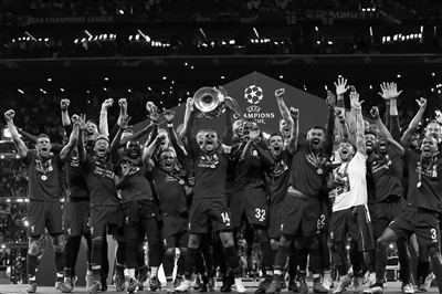 英超前瞻：曼城剑指三分紧追榜首，桑德兰变阵挑战强敌（英超前瞻：曼城力争三分逼近榜首，桑德兰变阵硬碰强敌）