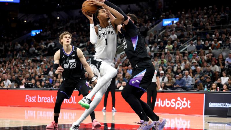 76人队记：庄神右膝扭伤，本场比赛不会回归（76人记者：庄神右膝扭伤，本场不再出战）