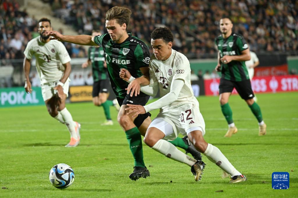 王鹤棣见老师落泪后调皮盖帽（老师落泪后，王鹤棣顽皮来个盖帽）