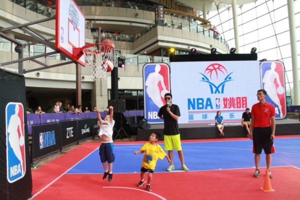 登喜路锦标赛因雷雨暂停第三轮，直播待定（雷雨致登喜路锦标赛第三轮中断，直播时间待定）