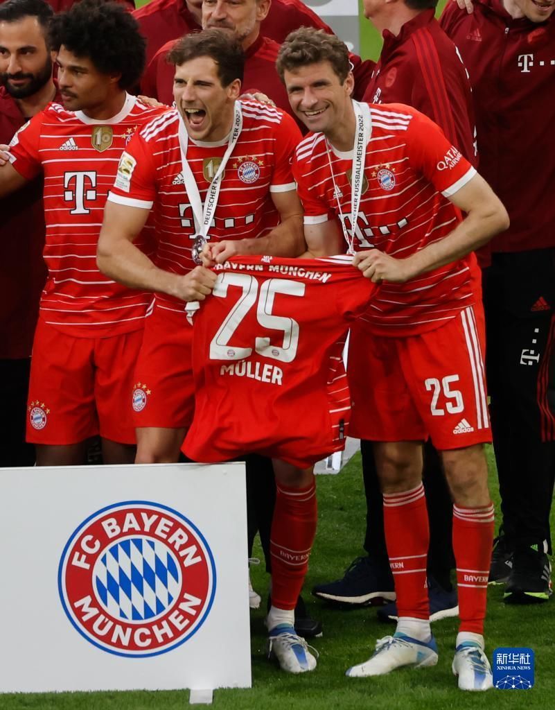 记者：泰山不会放弃成绩搞年轻化，韩鹏明年是否执教还没定（记者称泰山队不为年轻化牺牲成绩，韩鹏明年执教去留未定）